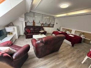 Superior Quadruple Room | In-room safe, free WiFi, bed sheets - Le Rose Suites & Park Hotel Budapest (Budapest)