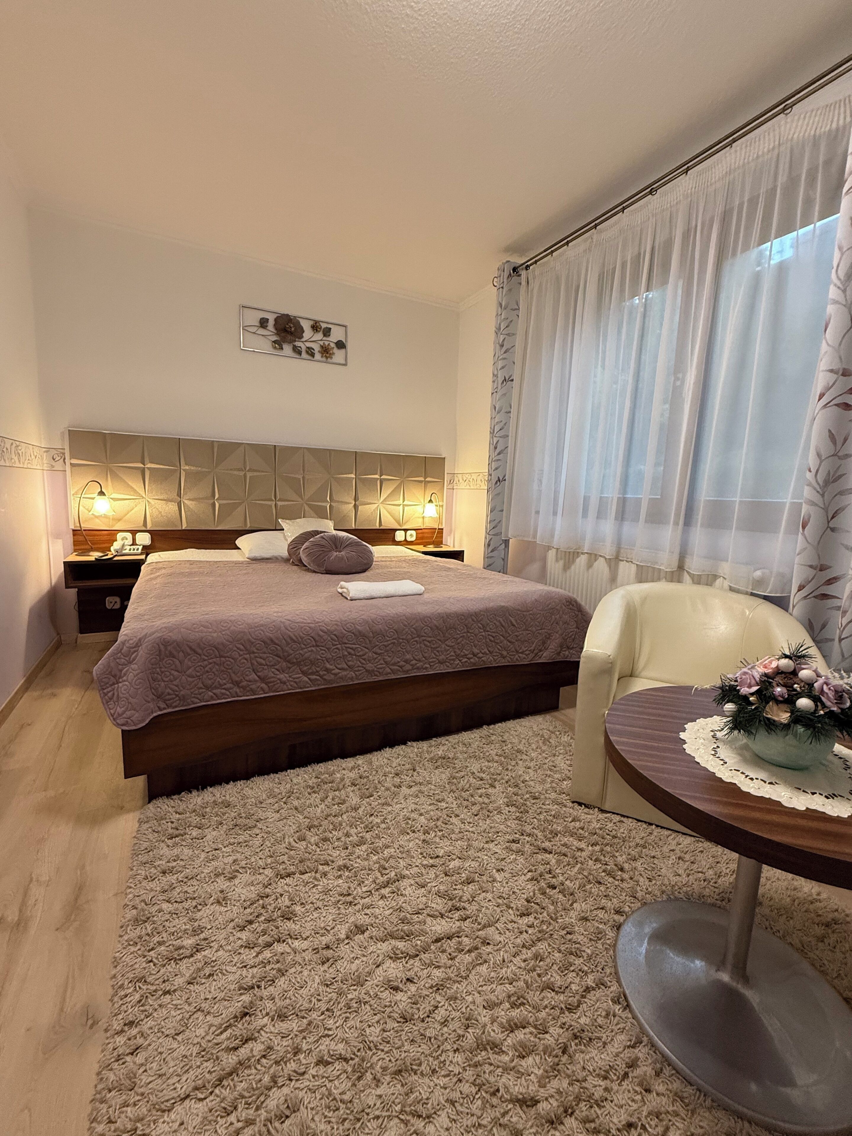 Habitación superior con 1 cama matrimonial o 2 individuales | Caja de seguridad en la habitación, wifi gratis y ropa de cama 