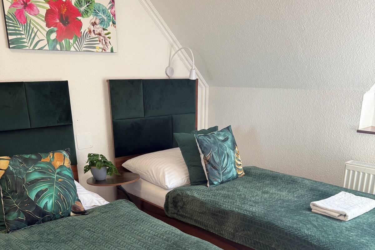 Habitación estándar con 1 cama matrimonial o 2 individuales | Caja de seguridad en la habitación, wifi gratis y ropa de cama