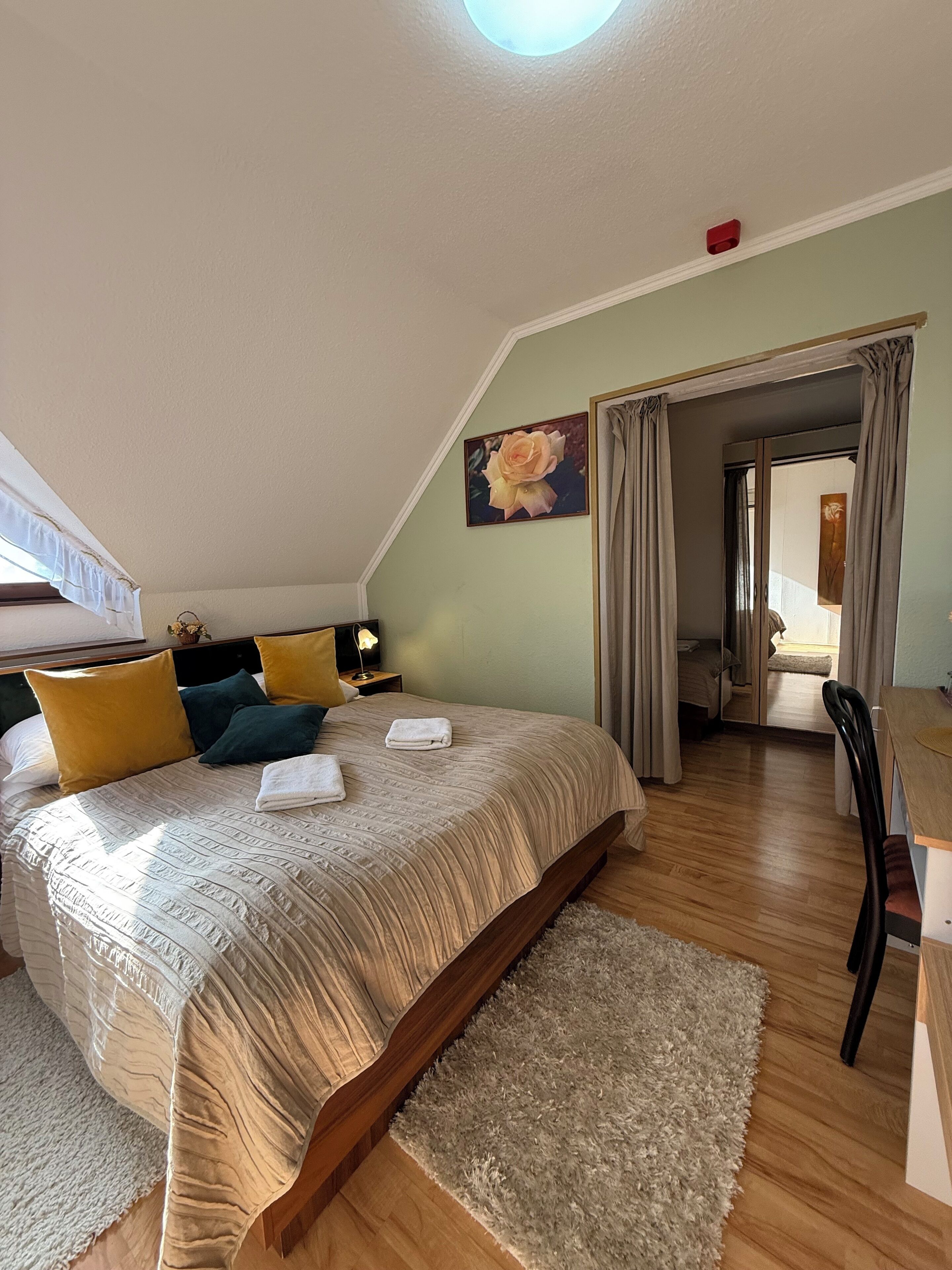 Habitación cuádruple familiar | Caja de seguridad en la habitación, wifi gratis y ropa de cama 