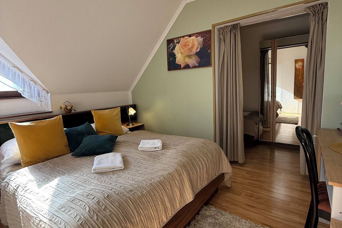 Habitación cuádruple familiar | Caja de seguridad en la habitación, wifi gratis y ropa de cama