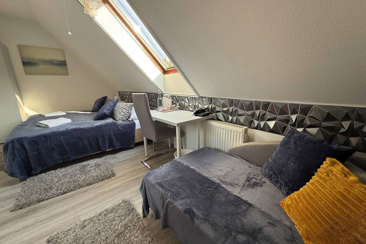 Habitación triple estándar | Caja de seguridad en la habitación, wifi gratis y ropa de cama