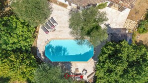 An aerial view of a property with a swimming pool, surrounded by trees and a patio area with outdoor furniture. - Villa Quercia - Valbonne (Valbonne)