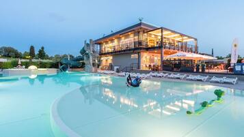 Piscina externa sazonal, funciona das 10h às 18h, guarda-sóis