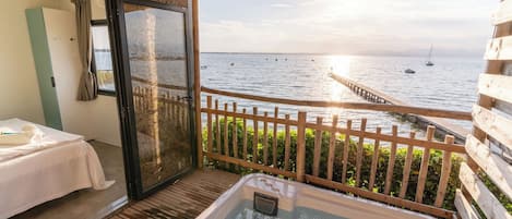 Deluxe Mobile Home, Lake View | Private spa tub