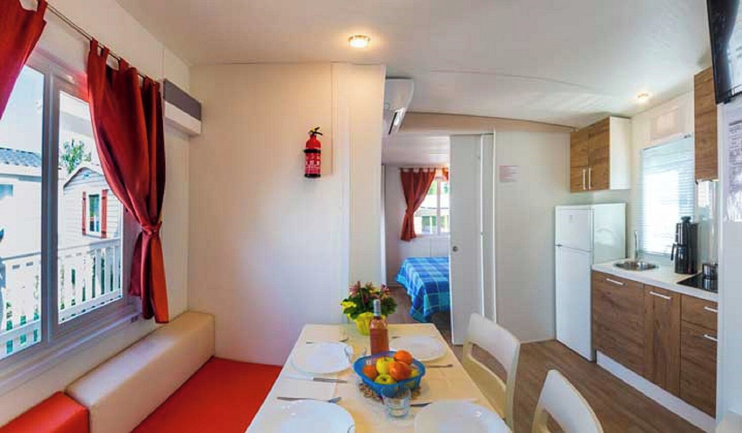 Mobile Home Standard | Cuisine privée | Réfrigérateur, plaque de cuisson, chaise haute