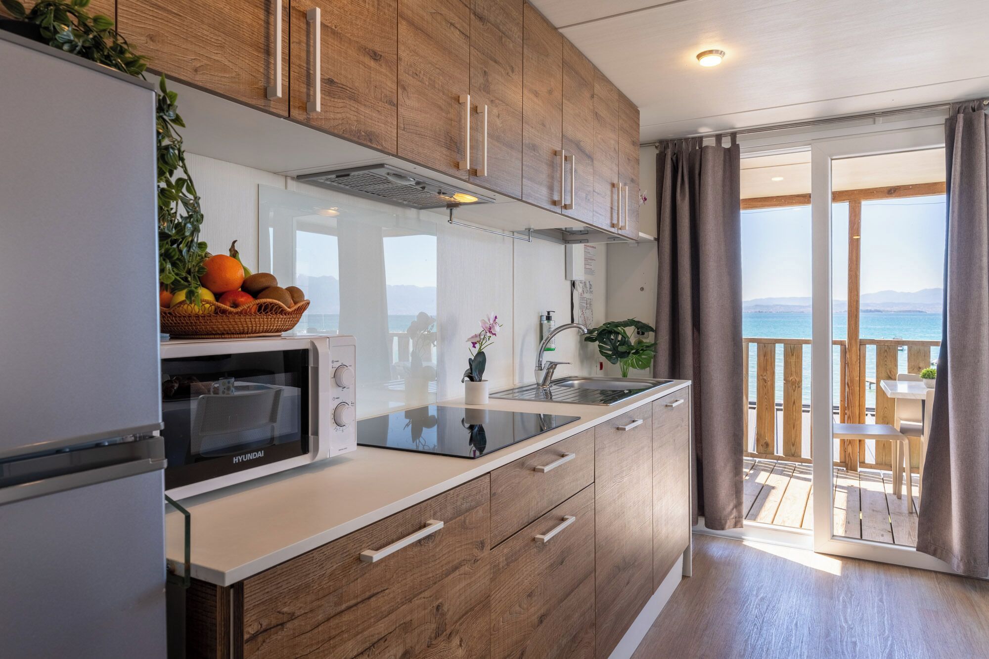 Superior-mobile home - søudsigt | Privat køkken | Køleskab, kogeplade, køkkentøj/tallerkener/redskaber
