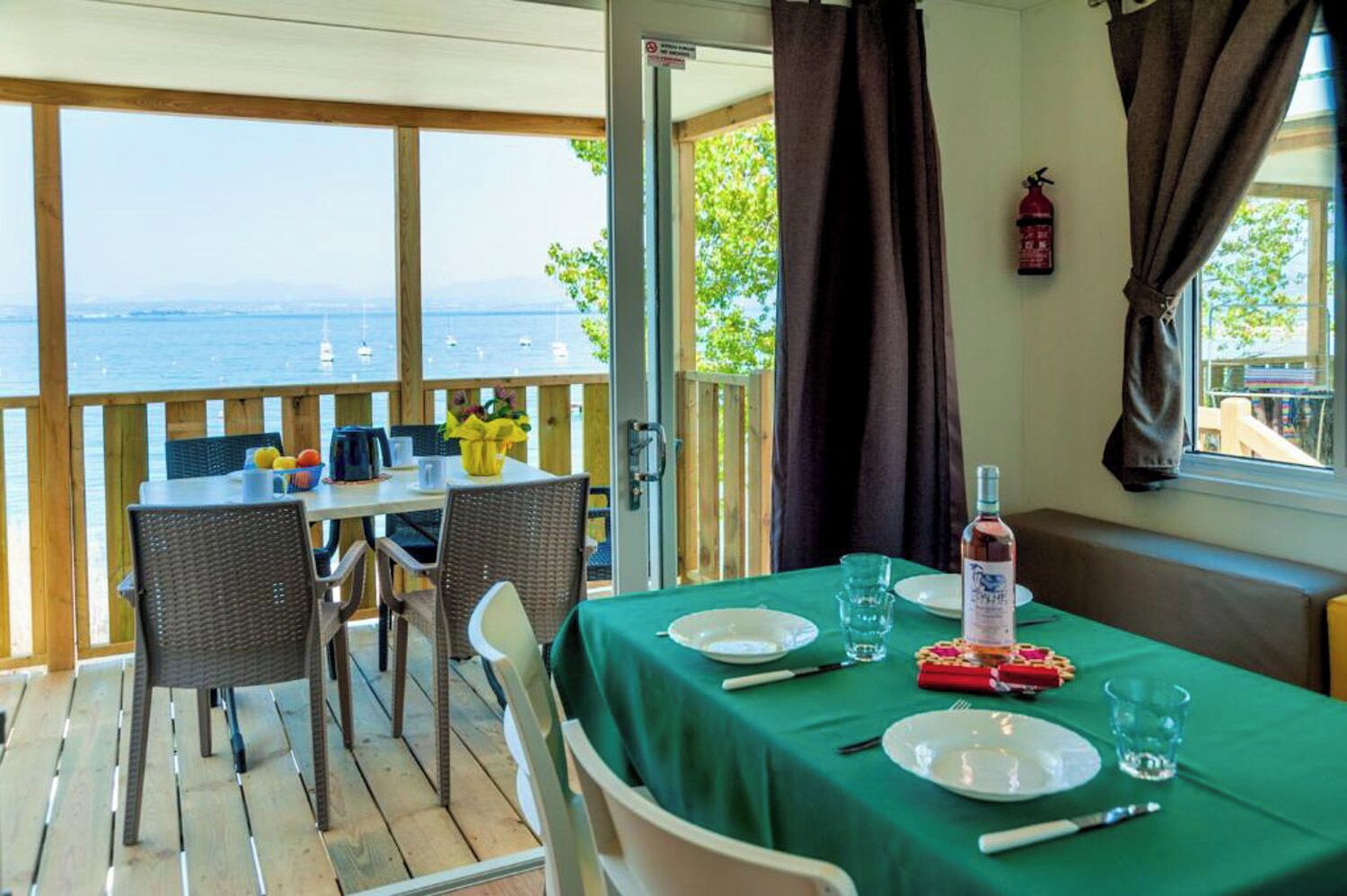 Mobile Home Supérieur, vue lac | Cuisine privée | Réfrigérateur, plaque de cuisson, chaise haute