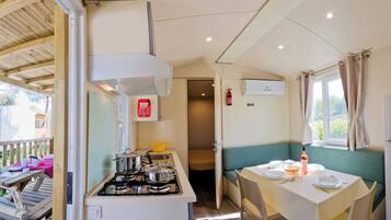 Mobil Karavan Standar, pemandangan kebun | Tempat makan