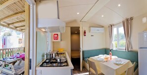 Mobil Karavan Standar, pemandangan kebun | Tempat makan