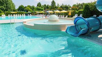 Außenpool (je nach Saison geöffnet), Sonnenschirme, Liegestühle