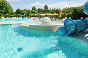 Una piscina al aire libre de temporada, sombrillas