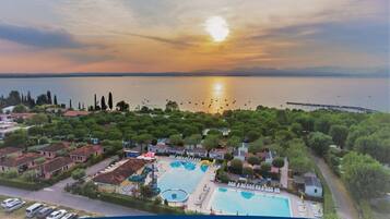 Kolam renang outdoor musiman, dengan payung kolam renang