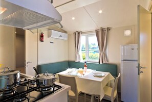 Husvogn – standard, hageutsikt | Spiseområde