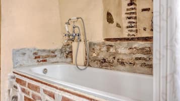 Romantic Suite, City View | Bathroom