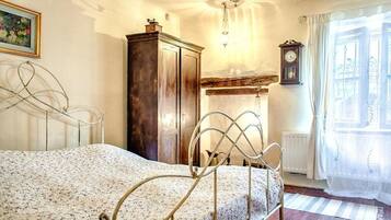 Suite romántica, vista a la ciudad | Tabla de planchar con plancha y wifi gratis