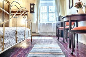 Romantische Suite, Stadtblick | Bügeleisen/Bügelbrett, kostenloses WLAN