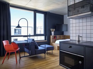 Premium bedding, desk, laptop workspace, blackout curtains - STAYERY Cologne Ehrenfeld (Cologne)