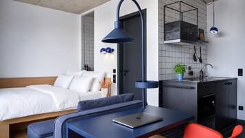 Design Apartment | Luxe beddengoed, een bureau, een laptopwerkplek