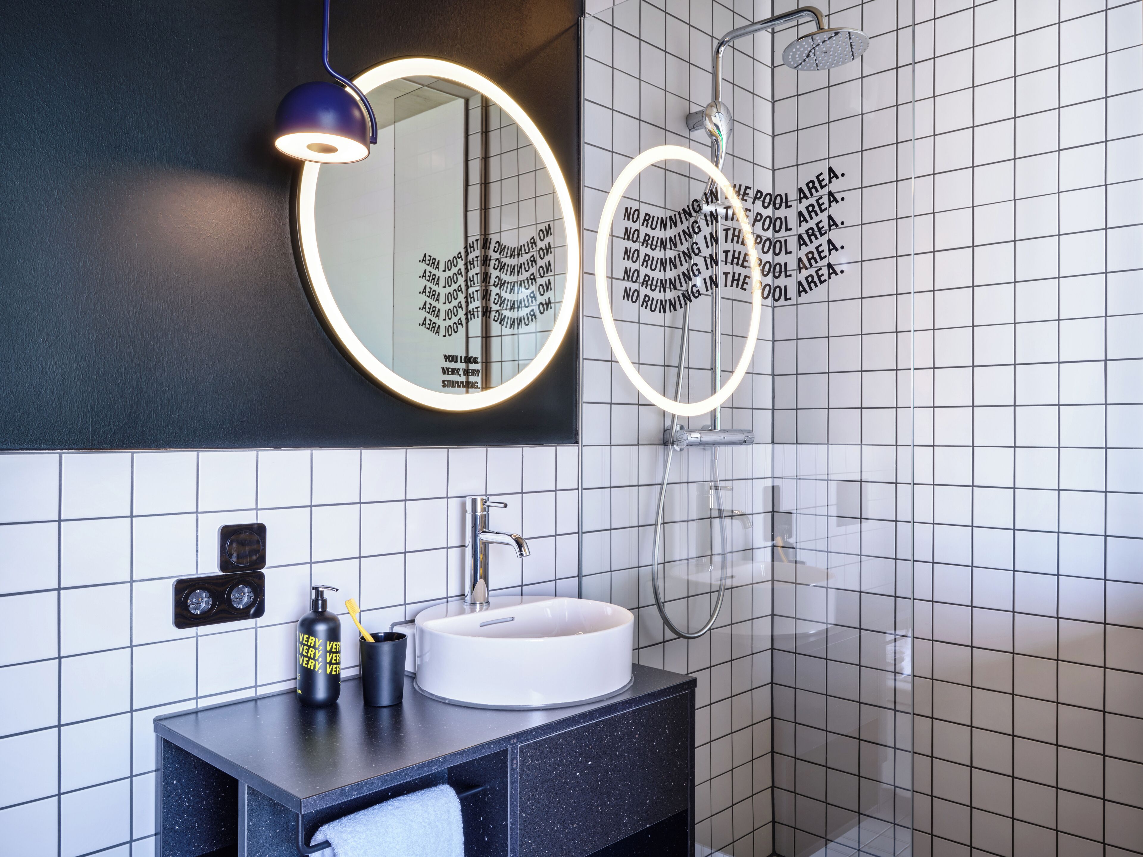 Design-Apartment | Badezimmer | Dusche, Haartrockner, Handtücher, Seife