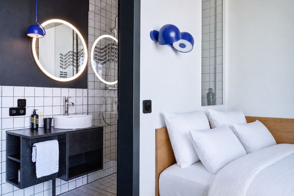 Design Apartment | Peralatan tempat tidur premium, meja, ruang kerja komputer riba