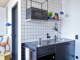 Refrigerador, microondas, placa de cocina, tetera/pava eléctrica