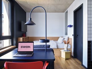 Premium bedding, desk, laptop workspace, blackout curtains - STAYERY Cologne Ehrenfeld (Cologne)