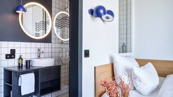 Design Apartment | Premium bedding, desk, laptop workspace, blackout drapes