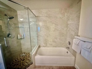 Shower, hair dryer, towels - Rock the Sunset – Palm Coast Condo (Palm Coast)