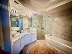 Shower, hair dryer, towels - Rock the Sunset – Palm Coast Condo (Palm Coast)