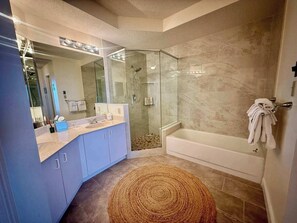 Shower, hair dryer, towels - Rock the Sunset – Palm Coast Condo (Palm Coast)