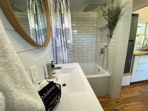 Hair dryer, towels, soap, toilet paper - Charming Private Tiny Home in Atlanta  Cozy Quiet  & Well Located (Atlanta)