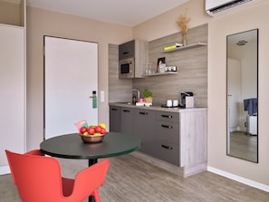Deluxe Studio, Air conditioning | Private kitchen