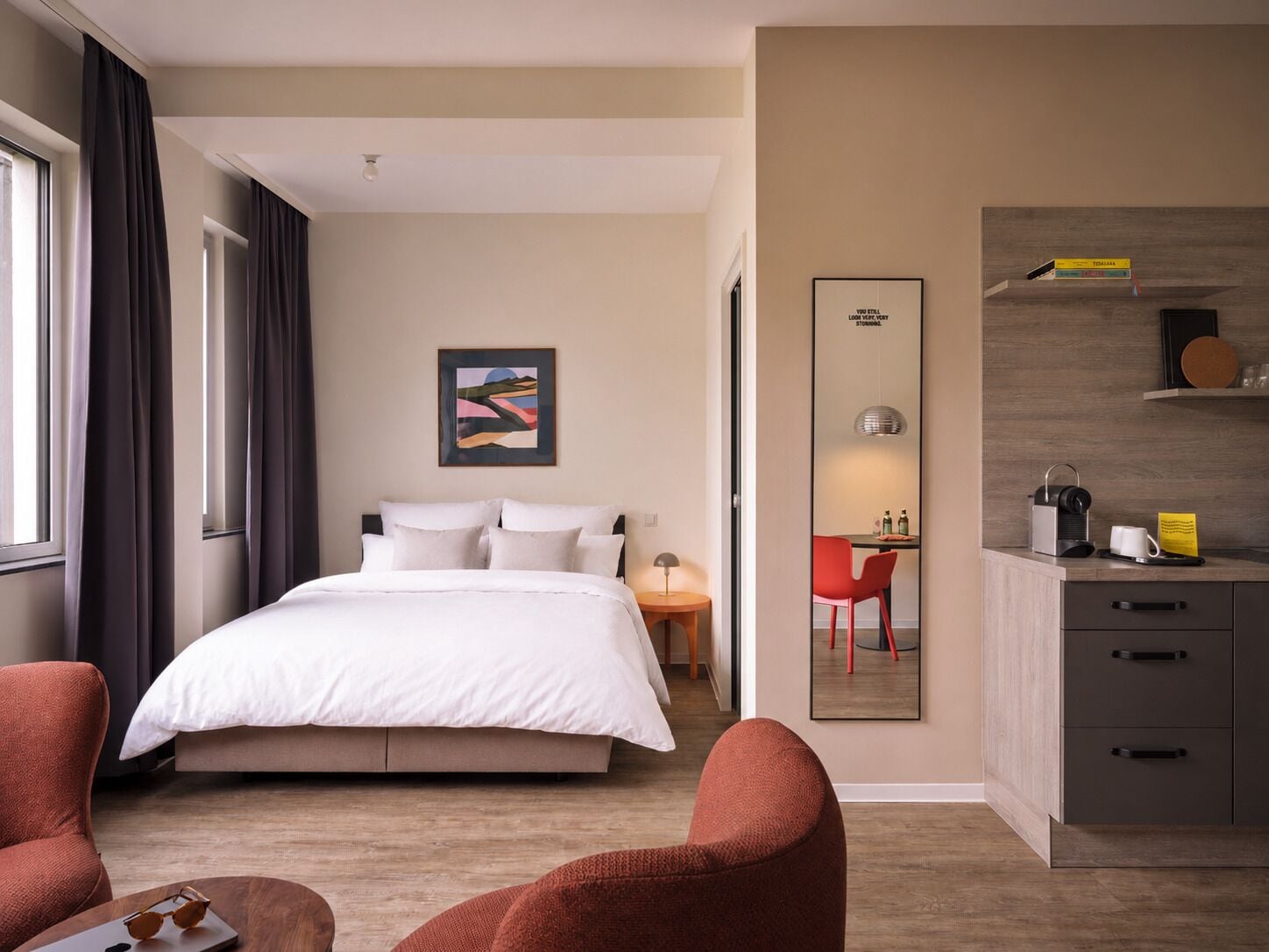 Design Apartment mit Queensize Bett | Hochwertige Bettwaren, Schreibtisch, laptopgeeigneter Arbeitsplatz