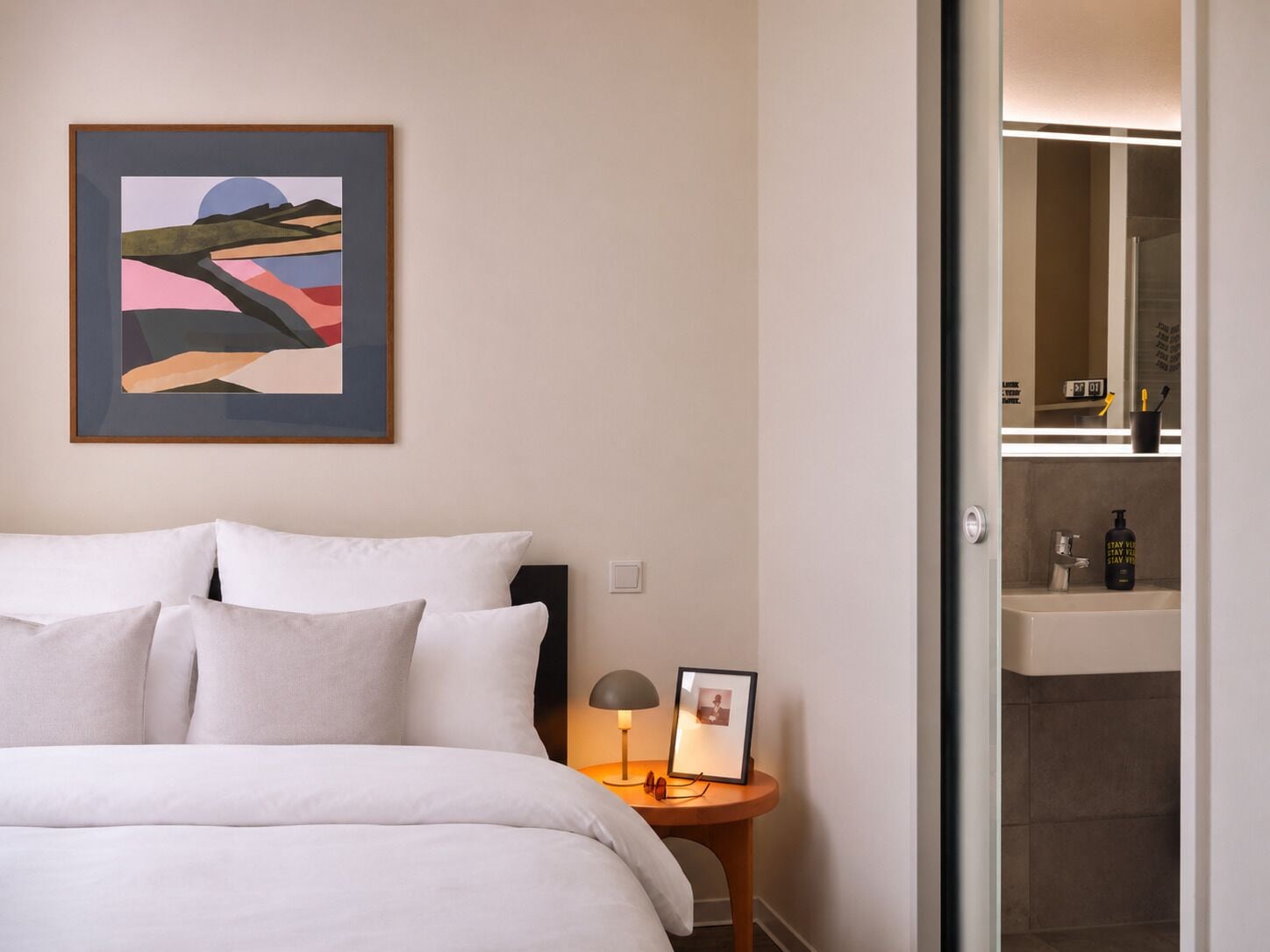 Design Apartment mit Queensize Bett | Seprai premium, meja kerja, ruang kerja ramah laptop, dan kedap suara