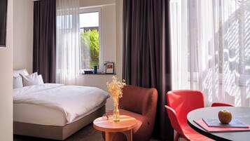 Design-Apartment | Hochwertige Bettwaren, Schreibtisch, laptopgeeigneter Arbeitsplatz