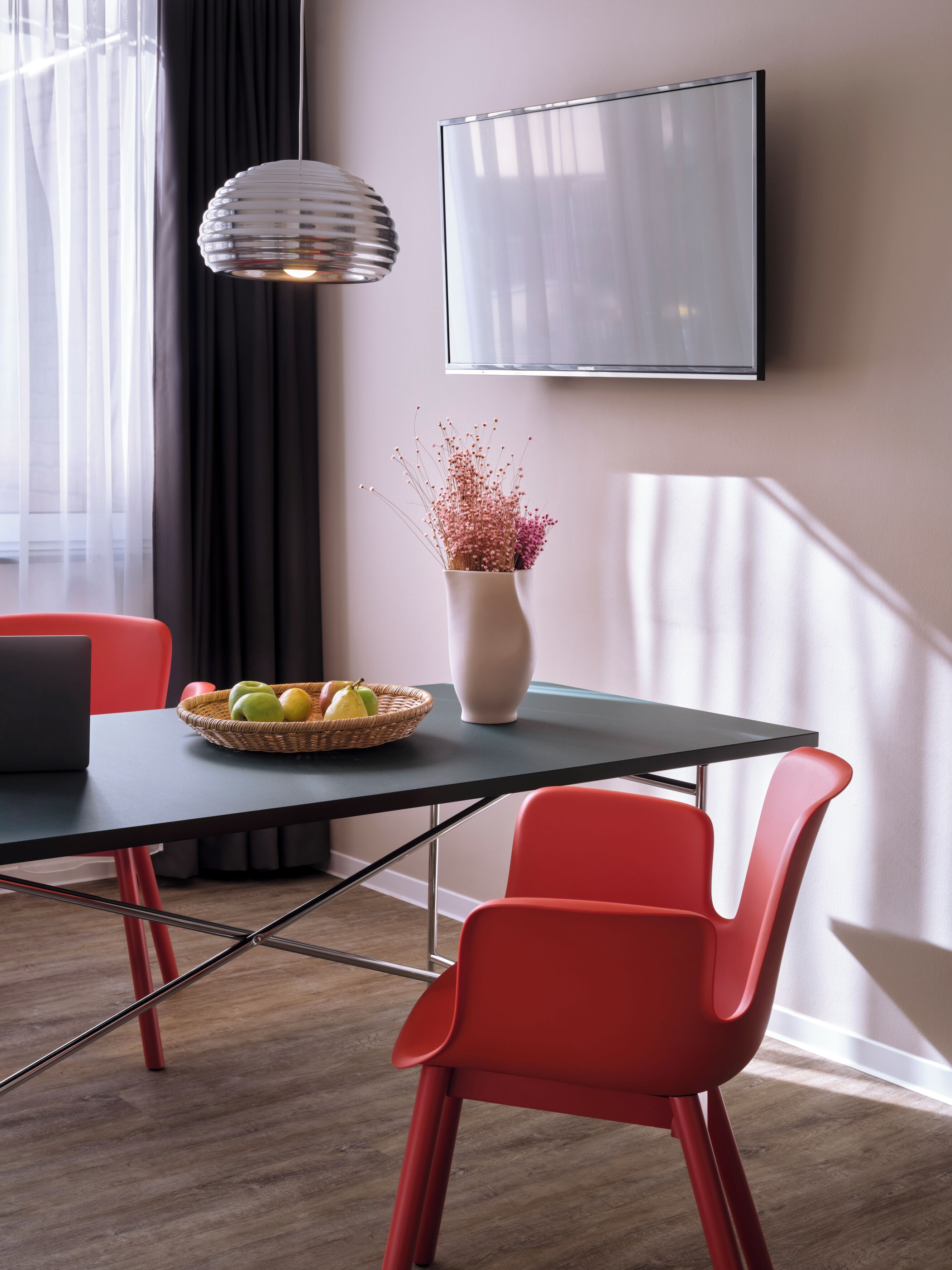 Deluxe-Suite, 1 King-Bett | Wohnbereich | 30-Zoll-Flachbildfernseher mit Kabelempfang