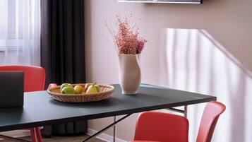 Deluxe-Suite, 1Â King-Bett | Wohnbereich | 30-Zoll-Flachbildfernseher mit Kabelempfang