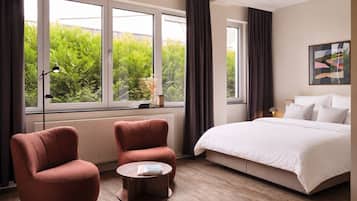 Design Apartment mit Queensize Bett | Hochwertige Bettwaren, Schreibtisch, laptopgeeigneter Arbeitsplatz