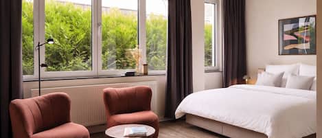 Design Apartment mit Queensize Bett | Hochwertige Bettwaren, Schreibtisch, laptopgeeigneter Arbeitsplatz