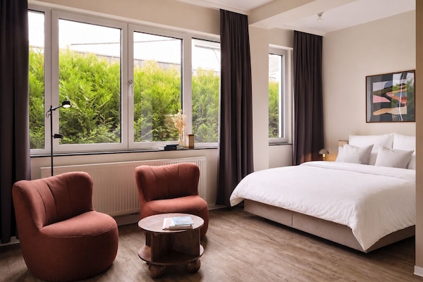 Design Apartment mit Queensize Bett | Peralatan tempat tidur premium, meja, ruang kerja komputer riba
