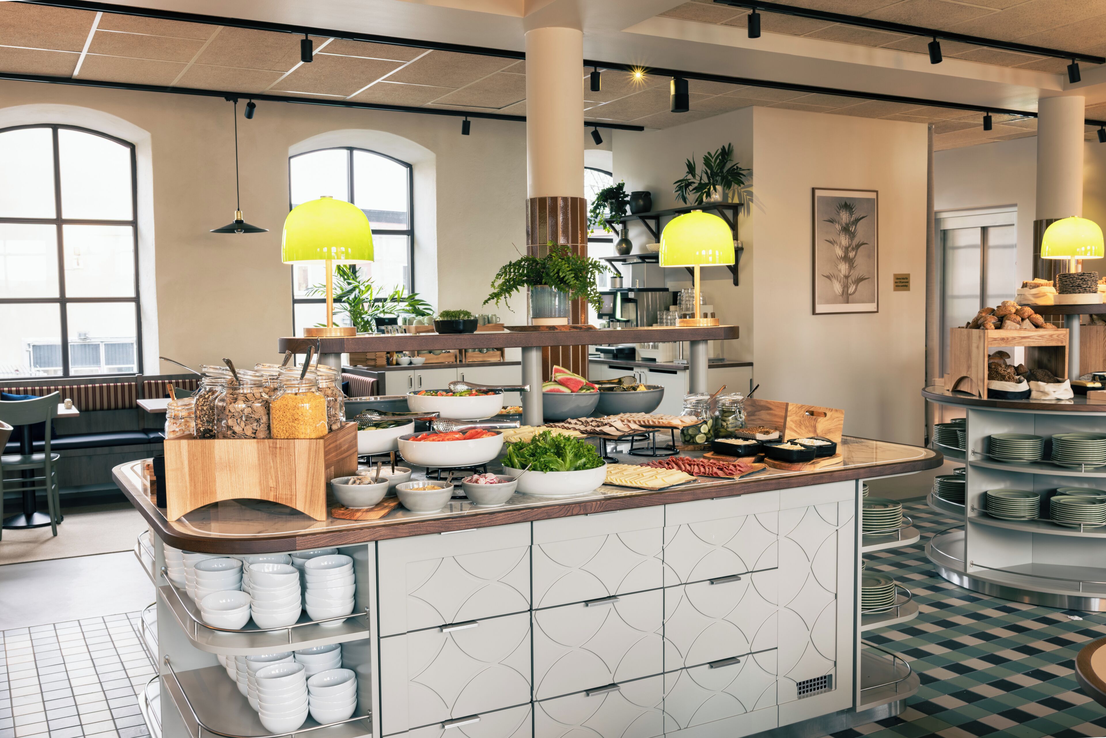 Un buffet proposant une variété de plats et un comptoir où sont disposées les assiettes.