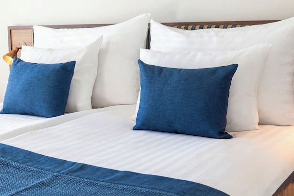 Ropa de cama hipoalergénica y escritorio