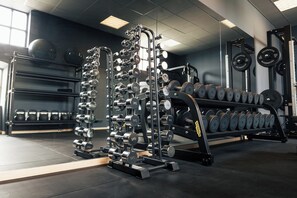 A gym with weightlifting equipment, including dumbbells and weight plates. - Quality Hotel The Book (Gothenburg)