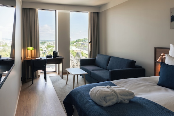 Habitación Deluxe doble | Ropa de cama hipoalergénica y escritorio