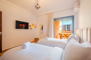 Desk, iron/ironing board, travel cot, WiFi - 1BR Cosy 2 min M Avenue – Parking, Piscine & Fibre (Marrakesh)