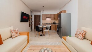 Un appartement moderne comprenant un salon, un coin repas et une cuisine.