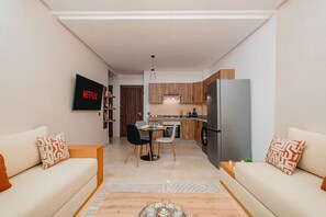 TV - 1BR Cosy 2 min M Avenue – Parking, Piscine & Fibre (Marrakesh)