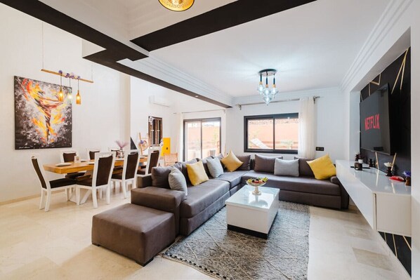 TV, offices - Grand Duplex 4BR – Jacuzzi, Terrasses & Piscines (Marrakesh)