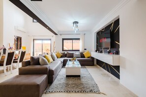 TV, offices - Grand Duplex 4BR – Jacuzzi, Terrasses & Piscines (Marrakesh)